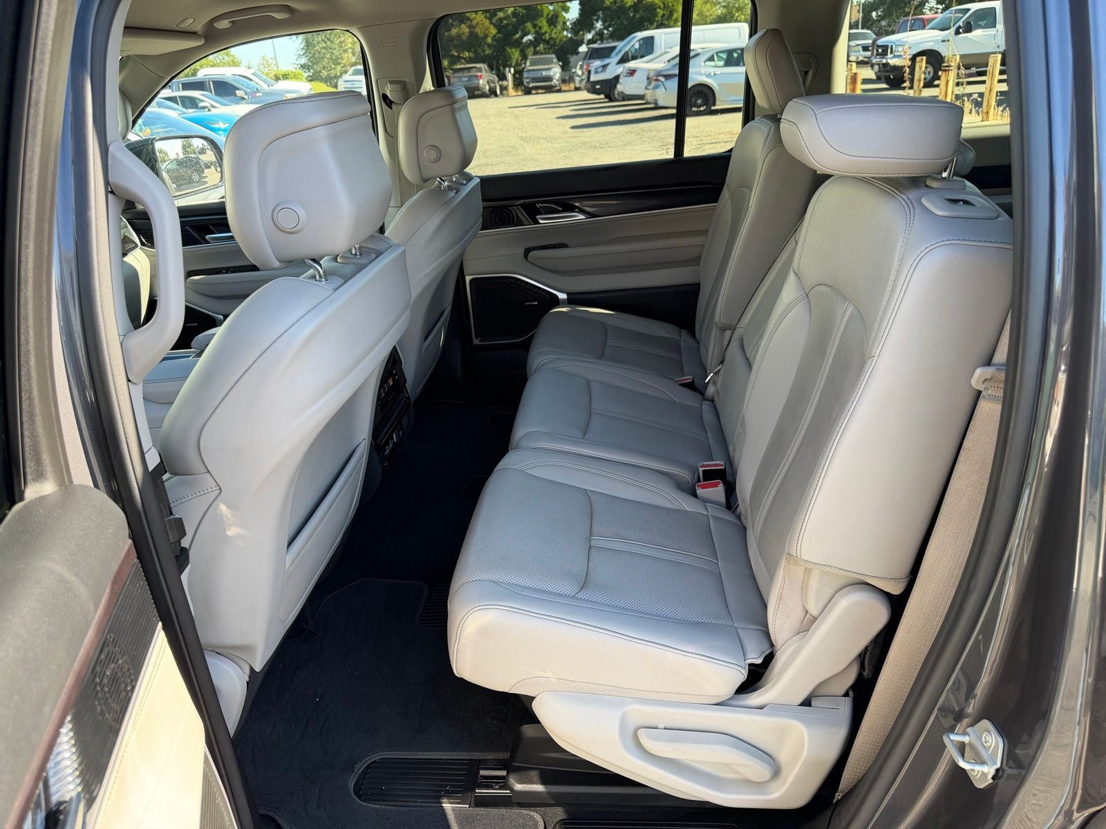 2024 Jeep Wagoneer Base