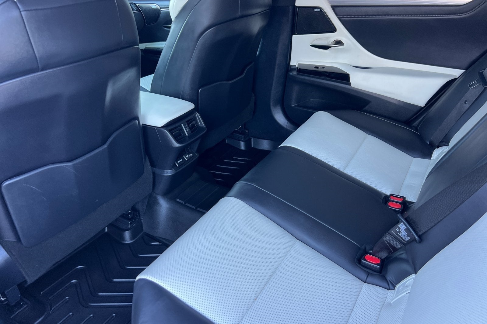 2024 Lexus ES 300h F SPORT Handling