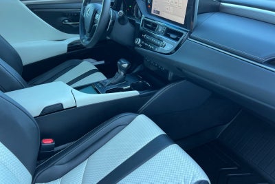 2024 Lexus ES 300h F SPORT Handling