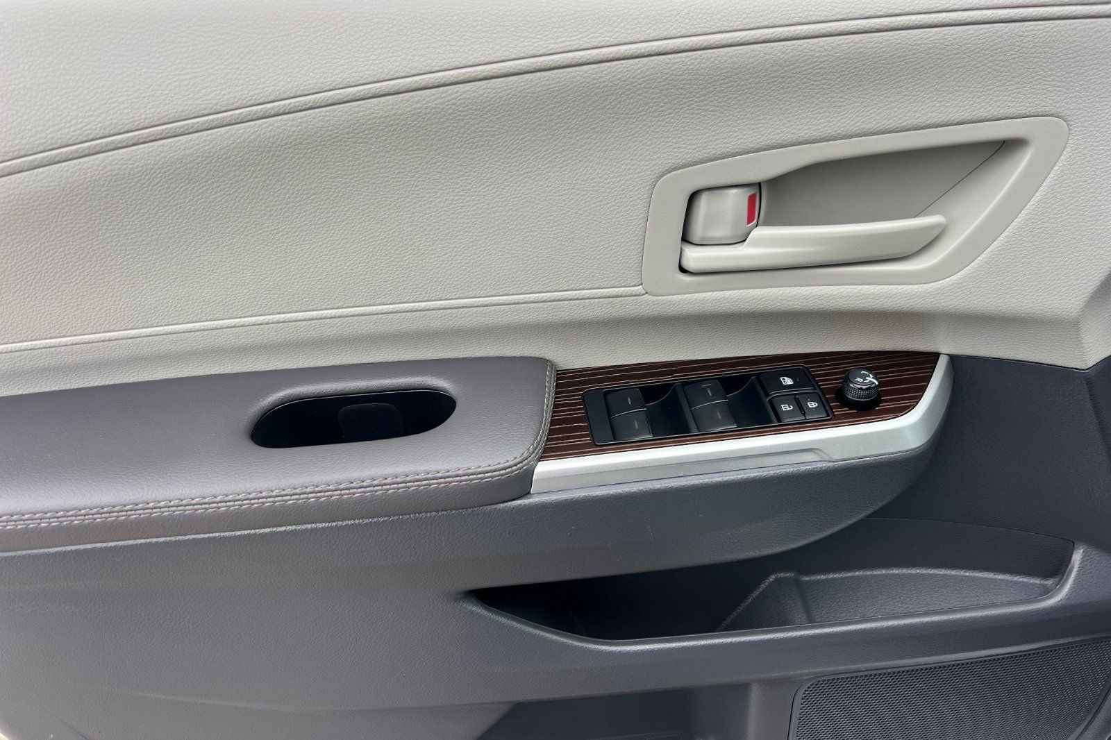 2023 Toyota Sienna LE 8 Passenger