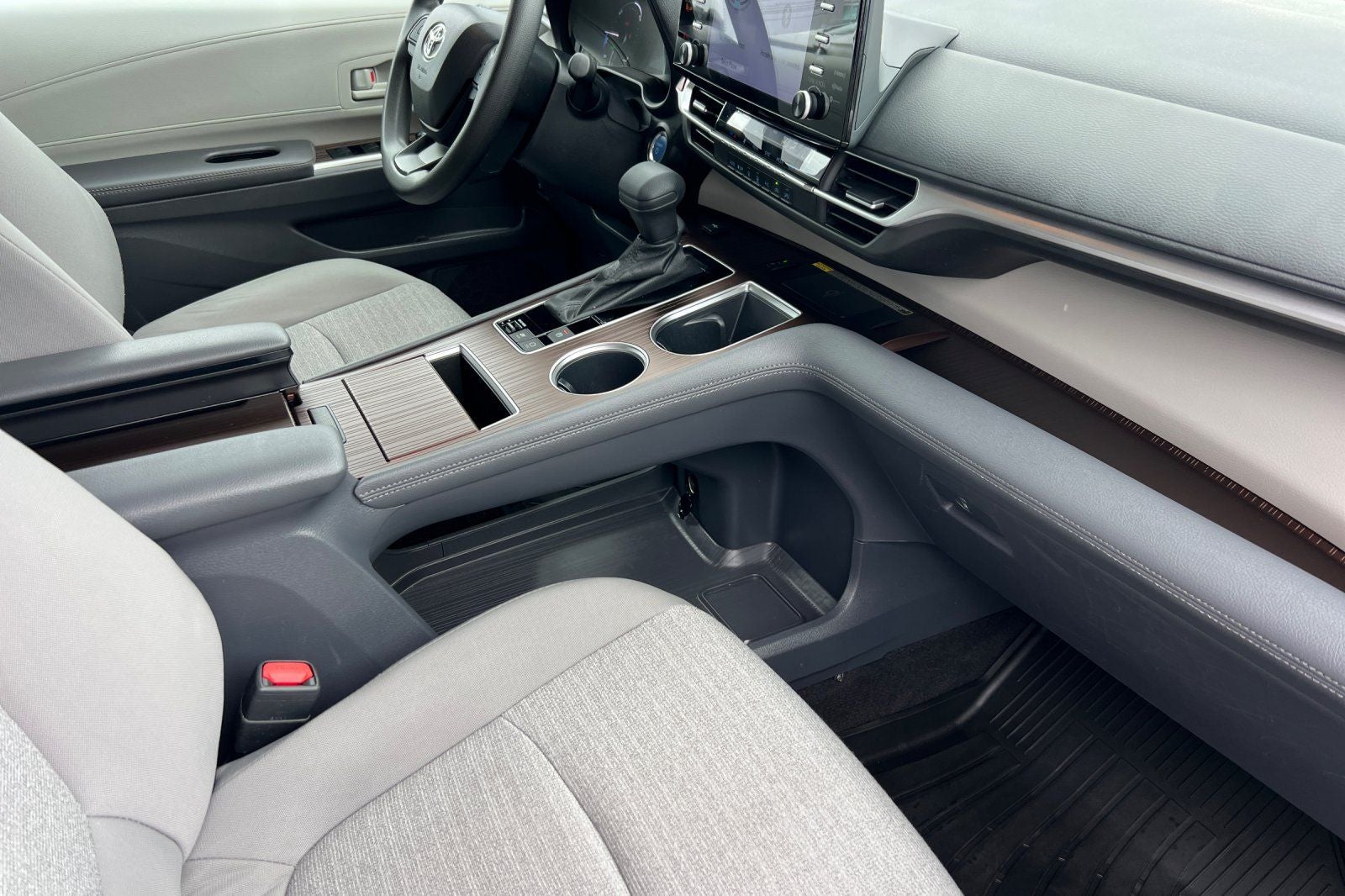 2023 Toyota Sienna LE 8 Passenger